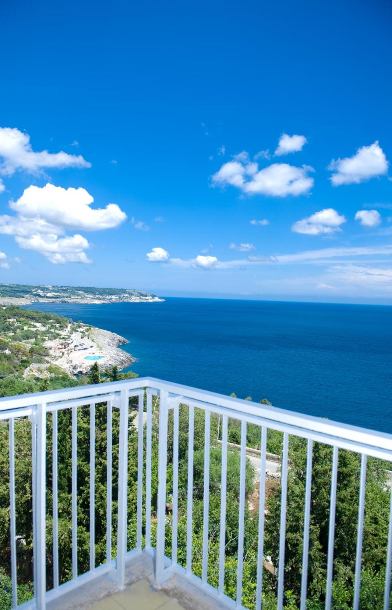 Camera Matrimoniale Superior con Balcone e Vista Mare